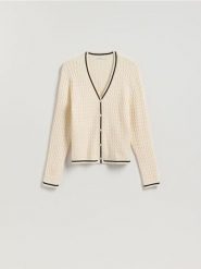Strukturalny kardigan z wiskozą - kremowy. Białe kardigany damskie Reserved, l, bez wzorów, z dzianiny, bez kołnierzyka. Za 109.99 zł.
