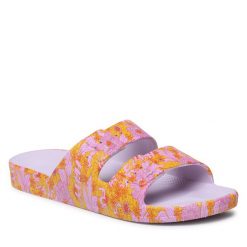 Klapki Freedom Moses. Czerwone klapki damskie Freedom moses, bez wzorów, bez obcasa, bez zapięcia. Za 259.99 zł.