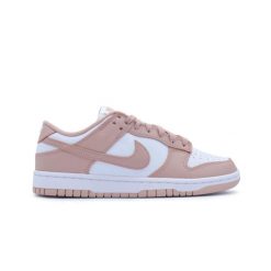 Buty sportowe damskie Nike Dunk Low Whisper. Czerwone obuwie sportowe damskie Nike, bez wzorów, bez zapięcia. Za 498.80 zł.