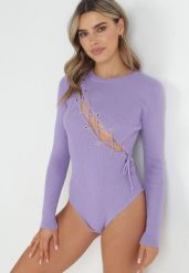 Fioletowe Prążkowane Body z Gorsetowym Wiązaniem Dyllia. Fioletowe body Born2be, bez wzorów, z dzianiny. Za 84.99 zł.