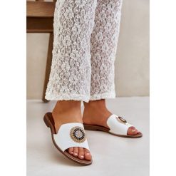 Lewski Shoes Skórzane Klapki Z Ozdobą Na Płaskim Obcasie Lewski 3047/O Białe. Białe klapki damskie na lato, z aplikacjami, ze skóry, casualowe, bez obcasa, na płaskiej podeszwie, bez zapięcia. Za 432.39 zł.