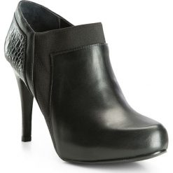 Buty damskie. Czarne botki damskie Wittchen, bez wzorów, ze skóry, bez obcasa, bez zapięcia. W wyprzedaży za 299.00 zł.