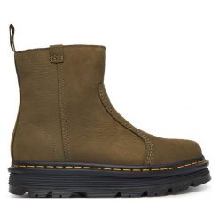 Botki Dr. Martens. Zielone botki damskie Dr. Martens, bez wzorów, bez obcasa, na płaskiej podeszwie, bez zapięcia. Za 849.99 zł.