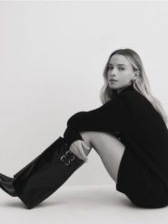 Długi sweter z wełny merino - czarny. Czarne swetry nierozpinane damskie Reserved, l, bez wzorów, z wełny, bez kołnierzyka, bez ramiączek. W wyprzedaży za 279.99 zł.