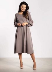 Elegancka sukienka rozkloszowana z długim rękawem taupe. Sukienki damskie Infinite You, do pracy, s, bez wzorów, biznesowe, bez kołnierzyka, bez ramiączek, rozkloszowane. Za 309.00 zł.