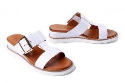 PIAZZA 900148-03 weiss, klapki damskie. Białe klapki damskie Piazza, na lato, bez wzorów, ze skóry, bez obcasa, bez zapięcia. Za 224.93 zł.