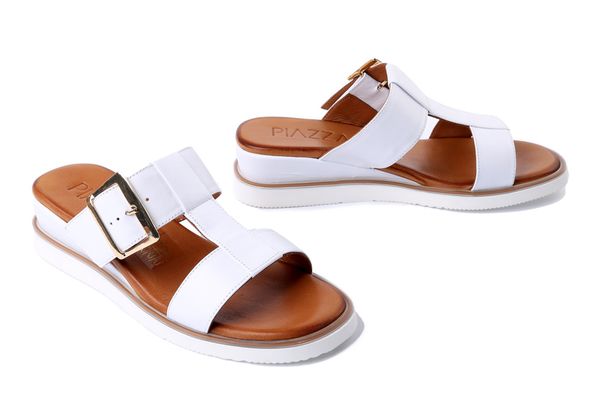 PIAZZA 900148-03 weiss, klapki damskie. Białe klapki damskie Piazza, na lato, bez wzorów, ze skóry, bez obcasa, bez zapięcia. Za 299.90 zł.