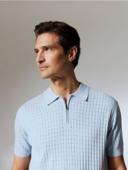 Sweter polo z dodatkiem lnu - jasnoniebieski. Niebieskie swetry męskie Reserved, l, bez wzorów, z wiskozy, bez kołnierzyka, bez ramiączek. Za 139.99 zł.
