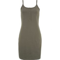 Sukienka shirtowa z plisą guzikową bonprix ciemnooliwkowy. Zielone sukienki damskie bonprix, bez wzorów, bez kołnierzyka, bez ramiączek, plisowane. Za 29.99 zł.