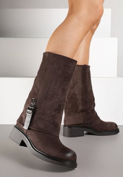 Brązowe Botki z Cholewką Imitującą Nogawkę Zdobione Paskiem ze Sprzączką Tirelie. Brązowe botki damskie Renee, z aplikacjami, z jeansu, bez obcasa, na płaskiej podeszwie, bez zapięcia. Za 179.99 zł.