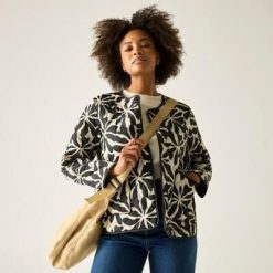 Kurtka pikowana Mira dla kobiet. Kurtki sportowe damskie Regatta, bez wzorów, z poliesteru, bez ramiączek, bez kaptura, trekkingowe. Za 429.99 zł.