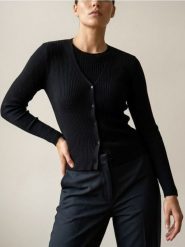 Prążkowany kardigan zapinany na guziki - czarny. Czarne kardigany damskie Sinsay, l, bez wzorów, prążkowane, bez kołnierzyka. Za 39.99 zł.