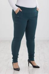Klasyczne spodnie Nita ze zwężoną nogawką w morskim kolorze PLUS SIZE XXL. Zielone spodnie materiałowe damskie Nasi partnerzy, bez wzorów, z elastanu, biznesowe, plus size, krótkie. Za 159.90 zł.