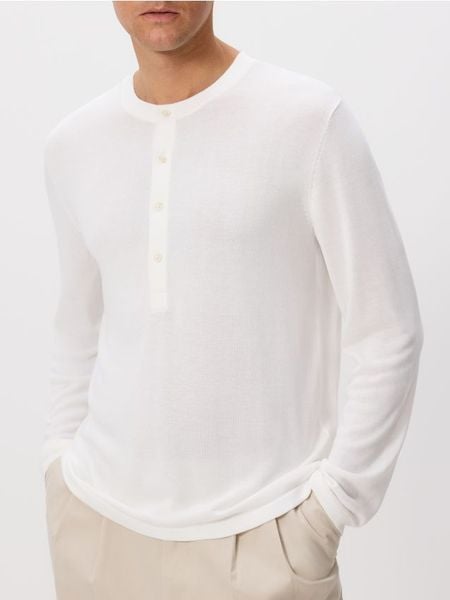 Sweter henley - biały. Białe swetry męskie Reserved, l, bez wzorów, z wiskozy, bez kołnierzyka, bez ramiączek. W wyprzedaży za 65.99 zł.