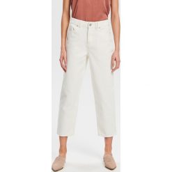 Jeansy mom fit - Kremowy. Jeansy damskie marki Reserved. Za 139.99 zł.