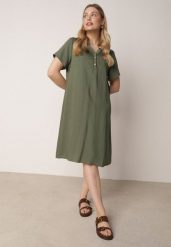 Ciemnozielona Wiskozowa Sukienka o Pudełkowym Kroju z Dekoltem V z Guzikami Berborin. Zielone sukienki damskie Born2be, do pracy, l, bez wzorów, z jeansu, klasyczne, bez kołnierzyka, plus size, bez ramiączek, midi, proste. Za 79.99 zł.