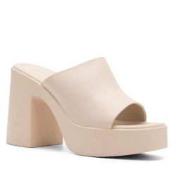 Klapki DeeZee. Brązowe klapki damskie DeeZee, bez wzorów, bez obcasa, bez zapięcia. Za 149.99 zł.
