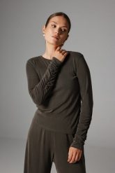 BLUZKA BEVERLY SZARO- BRĄZOWA XL - Flawless. Szare bluzki damskie Flawless, xl, bez wzorów, z dzianiny, bez kołnierzyka, bez ramiączek. Za 257.00 zł.