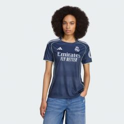 Koszulka Real Madrid 25/26 Away. Niebieskie bluzki damskie Adidas, bez wzorów, sportowe, bez kołnierzyka, bez ramiączek. Za 439.00 zł.