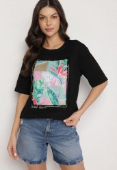 Czarny Bawełniany T-shirt z Ozdobnym Nadrukiem Delmari. Czarne t-shirty damskie Born2be, m, bez wzorów, z bawełny, klasyczne, bez kołnierzyka, bez ramiączek. Za 34.99 zł.