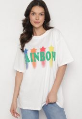 Biały T-shirt Oversize z Kolorowym Napisem i Gwiazdkami Iloviela. Białe t-shirty damskie Born2be, m, z aplikacjami, z jeansu, eleganckie, bez kołnierzyka, bez ramiączek. Za 49.99 zł.