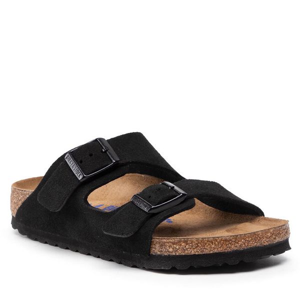 Klapki Birkenstock. Czarne klapki damskie Birkenstock, bez wzorów, bez obcasa, bez zapięcia. Za 485.99 zł.