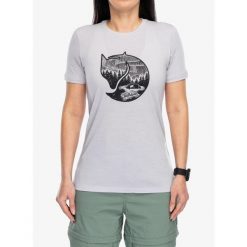 Koszulka z nadrukiem damska Fjallraven Abisko Wool Fox SS. Fioletowe bluzki damskie Fjällräven, bez wzorów, casualowe, bez kołnierzyka, bez ramiączek. Za 337.69 zł.