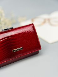 Skórzany portfel damski czerwony Lorenti 55020-RS-1176 RED. Czerwone portfele damskie LORENTI, z lakierowanej skóry. Za 107.99 zł.