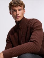 Rozpinany sweter ze stójką - ciemnobrązowy. Brązowe swetry męskie Reserved, l, bez wzorów, z bawełny, bez kołnierzyka, bez ramiączek. Za 159.99 zł.