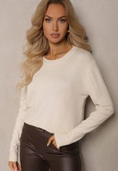 Jasnobeżowy Sweter z Bawełną w Klasycznym Stylu Atintora. Brązowe swetry nierozpinane damskie Renee, bez wzorów, z bawełny, casualowe, bez kołnierzyka, bez ramiączek. Za 44.99 zł.