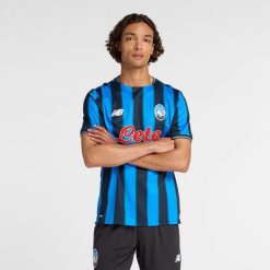 Koszulka męska New Balance Atalanta BC MT230500HME – niebieska. Niebieskie koszulki sportowe męskie New Balance, l, z aplikacjami, z materiału, bez ramiączek. Za 399.99 zł.