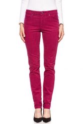 DAMSKIE SPODNIE SZTRUKSOWE WRANGLER SLIM CHERRY W28LEK18V 112128384. Czerwone spodnie materiałowe damskie Wrangler, z aplikacjami, z materiału. W wyprzedaży za 89.99 zł.