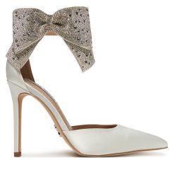 Szpilki Steve Madden. Białe szpilki damskie Steve Madden, bez wzorów, bez obcasa, na szpilce, bez zapięcia. Za 439.99 zł.