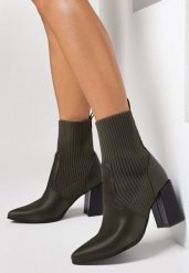 Zielone Botki Jilleane. Zielone botki damskie Born2be, bez wzorów, prążkowane, eleganckie, ze szpiczastym noskiem, bez obcasa, na obcasie, bez zapięcia. Za 79.99 zł.