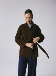 Wełniany płaszcz handmade - oliwkowy. Zielone płaszcze damskie Reserved, l, bez wzorów, z wełny, bez kołnierzyka, bez kaptura. Za 499.99 zł.