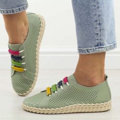 Zielone skórzane ażurowe półbuty damskie T.Sokolski W26-03. Zielone półbuty damskie Sokolski, na lato, w ażurowe wzory, z jeansu, biznesowe, z okrągłym noskiem, bez obcasa, bez zapięcia. Za 269.00 zł.