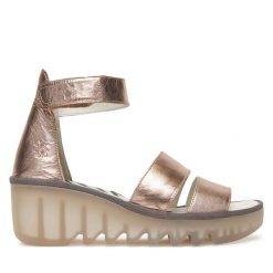 Sandały Fly London. Żółte sandały damskie Fly London, bez wzorów, bez obcasa, na koturnie, bez zapięcia. Za 547.99 zł.