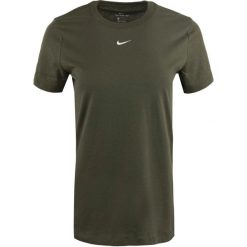 Koszulka damska Nike Essential, oliwkowa M. Zielone bluzki damskie Nike, m, bez wzorów, z bawełny, bez kołnierzyka, bez ramiączek. Za 198.99 zł.