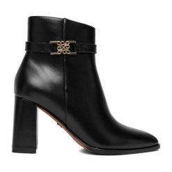 Botki Nine West. Czarne botki damskie Nine West, bez wzorów, bez obcasa, na słupku, bez zapięcia. Za 279.99 zł.