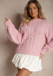 Różowy Sweter z Wełną o Eleganckim Warkoczowym Splotem Makkaria. Czerwone swetry nierozpinane damskie Renee, na jesień, z aplikacjami, z jeansu, eleganckie, bez kołnierzyka, bez ramiączek. Za 139.99 zł.