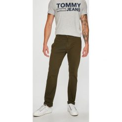 Tommy Jeans - Spodnie. Zielone eleganckie spodnie męskie Tommy Jeans, bez wzorów, z bawełny. W wyprzedaży za 249.90 zł.