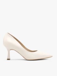 Kremowe ślubne czółenka z obcasem flare. Brązowe czółenka damskie Ryłko, bez wzorów, z gumy, eleganckie, bez obcasa, na obcasie, bez zapięcia. Za 379.99 zł.