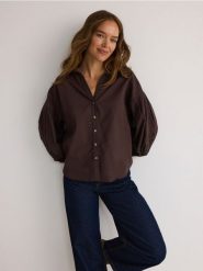 Koszula z bufiastymi rękawami - brązowy. Brązowe koszule damskie Reserved, l, bez wzorów, z bawełny, bez kołnierzyka, bez ramiączek. W wyprzedaży za 119.99 zł.