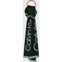Calvin Klein - Szal. Czarne szaliki damskie Calvin Klein, bez wzorów, z materiału. W wyprzedaży za 139.90 zł.
