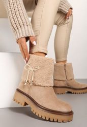 Ciemnobeżowe Zimowe Botki z Ekozamszu z Futrzaną Cholewką Imitującą Nogawkę z Kokardką Remiola. Brązowe botki damskie Born2be, na zimę, z aplikacjami, z futra, eleganckie, z okrągłym noskiem, bez obcasa, na obcasie, bez zapięcia. Za 139.99 zł.