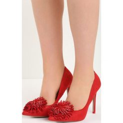 Czerwone Szpilki Smell of Roses. Czerwone szpilki damskie Born2be, bez wzorów, ze szpiczastym noskiem, bez obcasa, na szpilce, bez zapięcia. Za 59.99 zł.