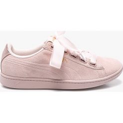 Puma - Buty Vikky Ribbon. Czerwone obuwie sportowe damskie Puma, bez wzorów, z gumy, z okrągłym noskiem, bez zapięcia. W wyprzedaży za 159.90 zł.