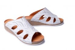 COMFORTABEL 700579-03 weiss, klapki damskie. Szare klapki damskie Comfortabel, na lato, bez wzorów, ze skóry, bez obcasa, na koturnie, bez zapięcia. Za 359.90 zł.