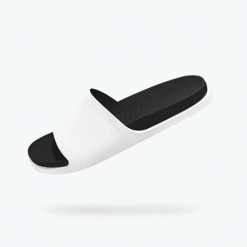 Klapki NATIVE SPENCER LX. Białe klapki męskie Native Shoes, bez wzorów, bez zapięcia. Za 139.99 zł.