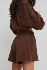 Szorty z plisowanej BAWEŁNY w kolorze BROWN -SHELLY-M. Brązowe szorty damskie Marsala, bez wzorów, z bawełny. Za 229.90 zł.